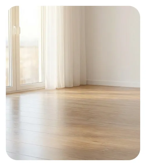 Salon z dużymi oknami